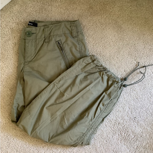 Express Green Cargo Capris - Picture 2 of 4